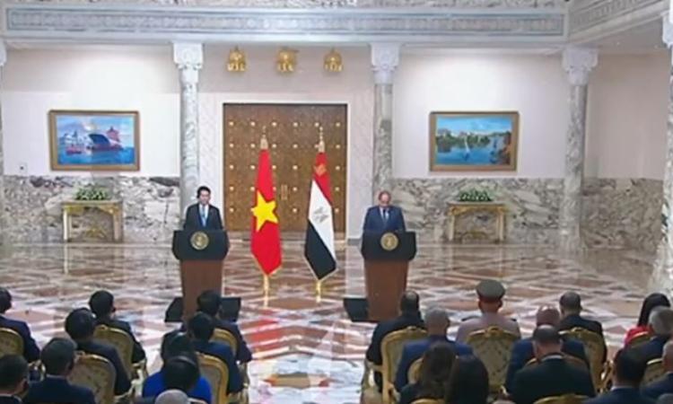 الرئيس السيسي: الإدعاء بأن مصر تشارك في حصار غزة "إفلاس وكلام غريب" 