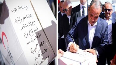 وزير الخارجية يكتب رسالة حب وتضامن وتآزر على أحد الصناديق المهداة لغزة 
