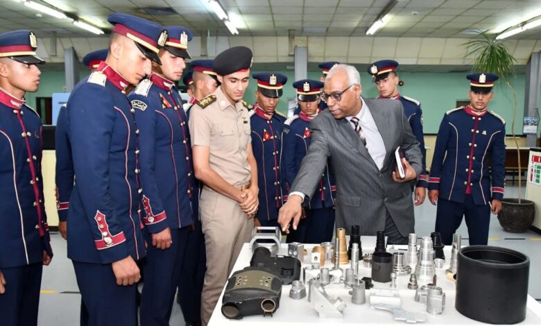 القوات المسلحة تنظم زيارة لوفد من الإعلاميين وطلبة الأكاديمية العسكرية وطلبة الجامعات للشركة العربية العالمية للبصريات 