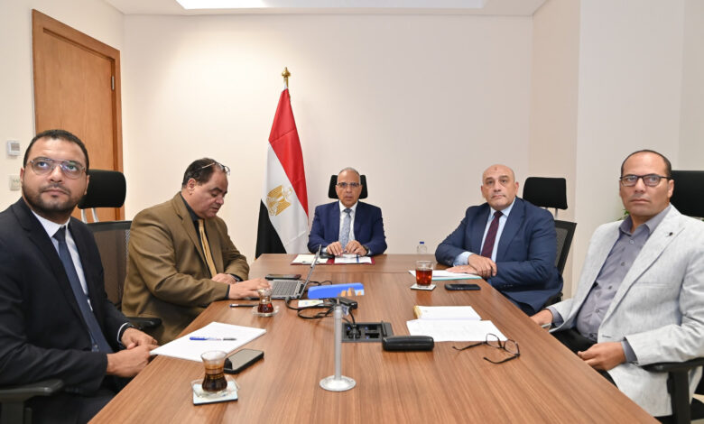 وزير الري يبحث مجهودات إزالة التعديات على نهر النيل