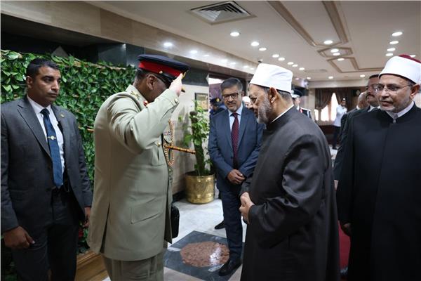 شيخ الأزهر يستقبل رئيس الأركان الباكستاني ويؤكِّد: لا استقرار في العالم دون حل لقضية فلسطين 