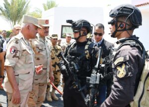 المتحدث العسكرى :وزير الدفاع والإنتاج الحربى يلتقى بعدد من مقاتلى القوات الخاصة من المظلات والصاعقة 