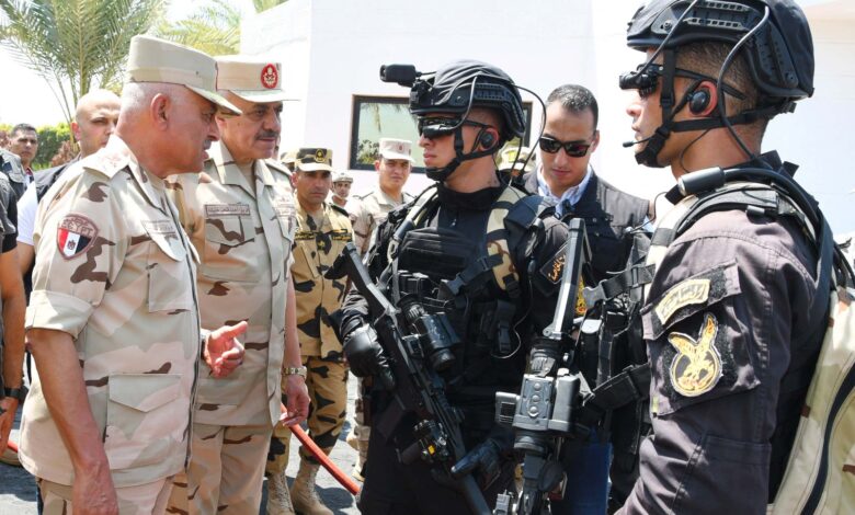 المتحدث العسكرى :وزير الدفاع والإنتاج الحربى يلتقى بعدد من مقاتلى القوات الخاصة من المظلات والصاعقة 