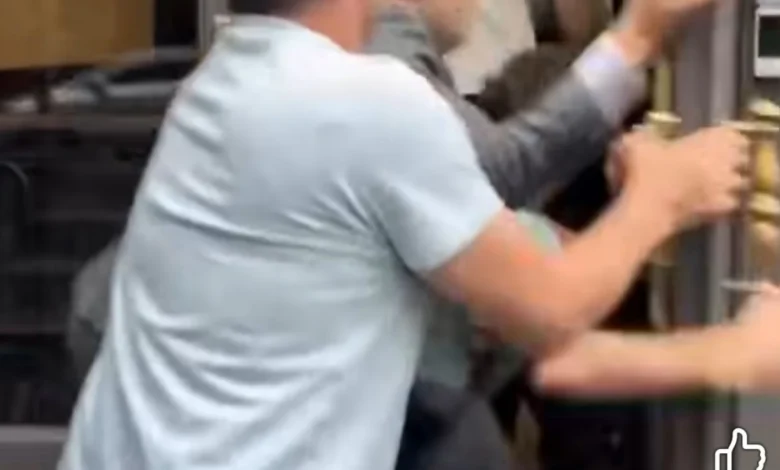 البعثات الدبلوماسية المصرية بالخارج تتصدى للمخربين.. أمن البعثة المصرية فى نيويورك يتصدى لمحاولة اقتحام من أنصار الإرهابية