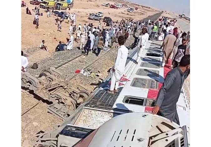 فريق من النيابة العامة يواصل التحقيقات فى حادث انقلاب قطار مطروح 