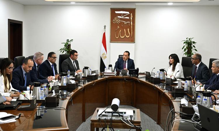 رئيس الوزراء يتابع الإجراءات والموقف التنفيذي لمشروعات تحلية مياه البحر
