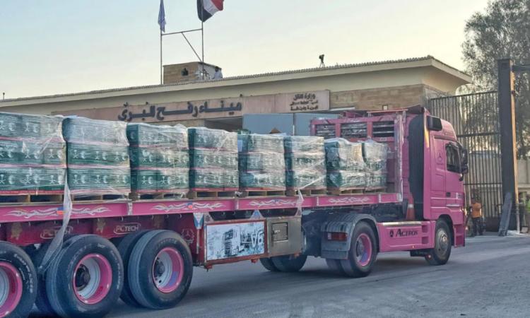 إدخال 107 شاحنات مساعدات إنسانية وإغاثية إلى قطاع غزة 