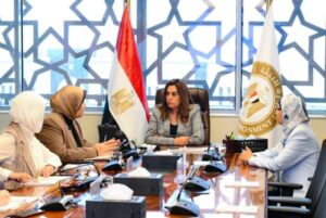 د. منال عوض تتابع جهود رصد وتحسين جودة الهواء والمياه لحماية البيئة ومواكبة التغيرات البيئية 