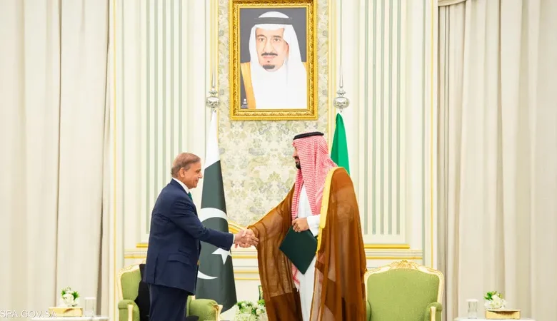 السعودية وباكستان توقعان اتفاقية للدفاع الاستراتيجي المشترك 