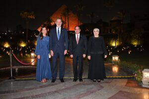 الموقع الرئاسي ينشر فيديو الرئيس السيسي وقرينته يقيمان مأدبة عشاء لملك وملكة إسبانيا بمنطقة الهرم