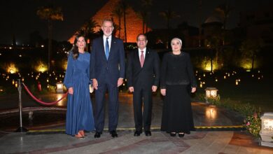 الموقع الرئاسي ينشر فيديو الرئيس السيسي وقرينته يقيمان مأدبة عشاء لملك وملكة إسبانيا بمنطقة الهرم