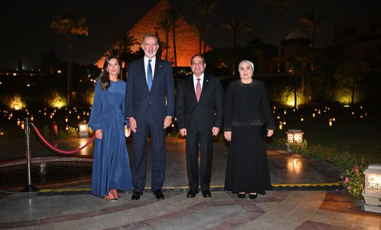 الموقع الرئاسي ينشر فيديو الرئيس السيسي وقرينته يقيمان مأدبة عشاء لملك وملكة إسبانيا بمنطقة الهرم 