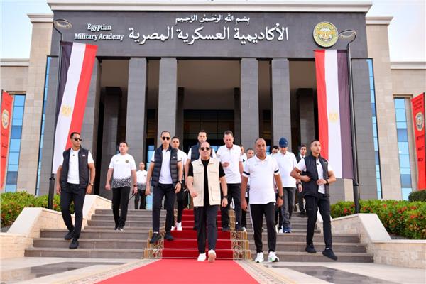 الرئيس السيسى يجرى زيارة للأكاديمية العسكرية ويؤدى صلاة الفجر مع الطلاب.. فيديو