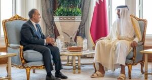 وزير الخارجية ينقل رسالة تضامن ودعم من الرئيس السيسى إلى أمير قطر 