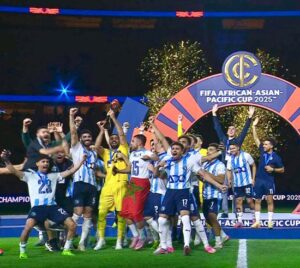 بيراميدز يتسلم كأس القارات الثلاثة بعد الفوز على أهلى جدة بثلاثية بملعب الجوهرة السعودى