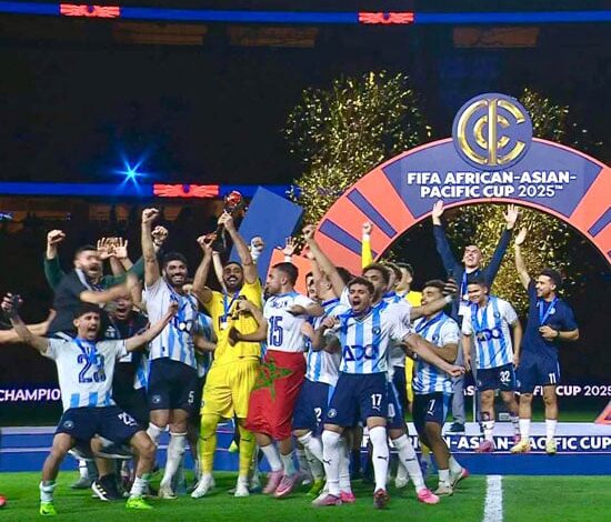 بيراميدز يتسلم كأس القارات الثلاثة بعد الفوز على أهلى جدة بثلاثية بملعب الجوهرة السعودى