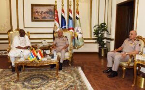 وزير الدفاع يلتقى نظيره بجمهورية جامبيا لبحث سبل التعاون العسكري