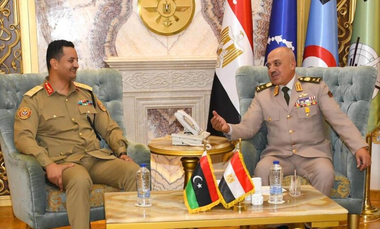 المتحدث العسكرى :أحمد خليفة رئيس أركان حرب القوات المسلحة يلتقى رئيس الأركان العامة للجيش الليبى 