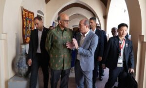 الرئيس السنغافوري يبدأ زيارته الرسمية لمصر بزيارة مركز الحرف بالفسطاط