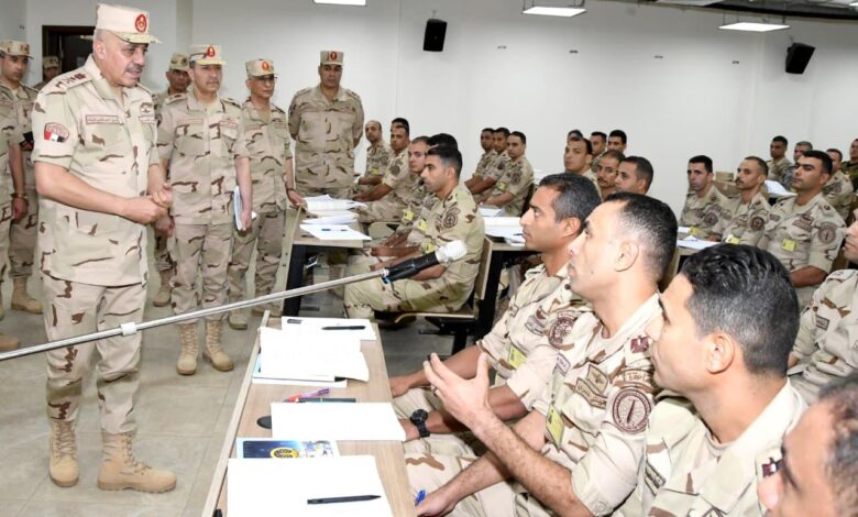 المتحدث العسكرى : أركان حرب القوات المسلحة يتفقد المنظومة التعليمية بالمعاهد العسكرية التخصصية بالكيان العسكري 