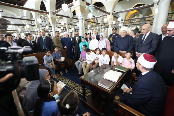 رئيس سنغافورة وقرينته يزوران الجامع الأزهر 