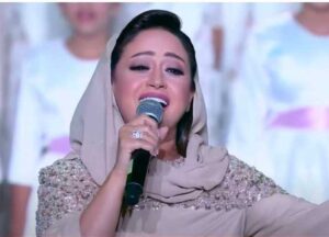 بـ طرحة وأكمام طويلة.. ريهام عبدالحكيم تحيي حفل مولد النبي أمام الرئيس السيسي (فيديو) 