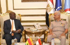 وزير الدفاع يلتقى وزير المالية والتخطيط الإقتصادى والقائم بأعمال وزير الدفاع لجمهورية غانا