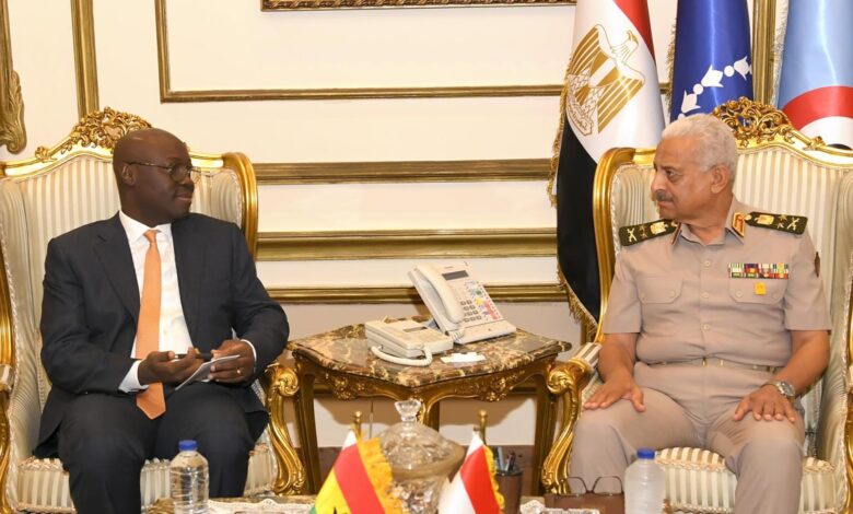 وزير الدفاع يلتقى وزير المالية والتخطيط الإقتصادى والقائم بأعمال وزير الدفاع لجمهورية غانا