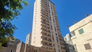 ميل عقار مكون من 21 طابقا بالإسكندرية.. والحى يقرر إخلاء أخر 10 طوابق لهدمها