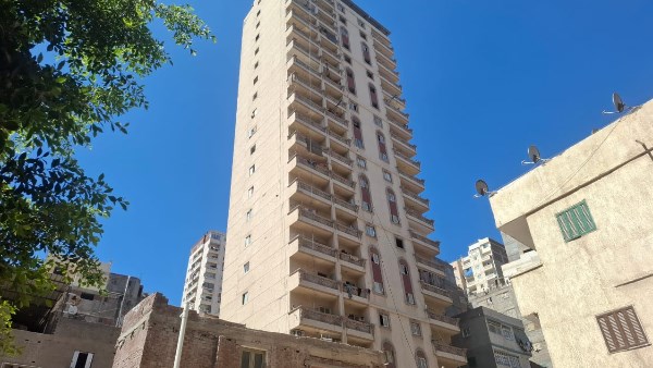 ميل عقار مكون من 21 طابقا بالإسكندرية.. والحى يقرر إخلاء أخر 10 طوابق لهدمها 