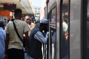 "السكة الحديد" تسير الرحلة الـ15 لقطارات العودة الطوعية للسودانيين لوطنهم 