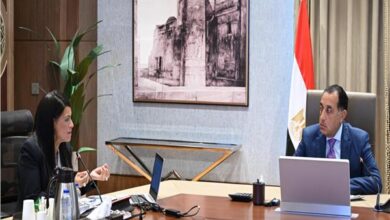 رئيس الوزراء يستعرض مع وزيرة التخطيط جهود حوكمة الاستثمارات العامة 