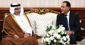 رئيس الوزراء يستقبل ولى عهد مملكة البحرين بمطار القاهرة الدولى 