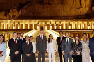 ملك إسبانيا يفتتح الإضاءة الليلية بمعبد الملكة حتشبسوت غربي الأقصر 