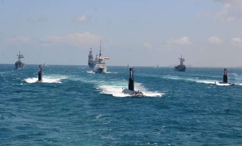 قائد القوات البحرية بعيدها الثامن والخمسين: نستلهم من ذكراه قوة العقيدة القتالية لمواجهة التحديات لحماية سيادة وطننا