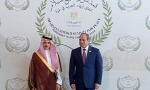 السيسى يستقل وفود قمة السلام يتحية وزير الخارجية السعودى رئيس وفد بلاده فى قمة شرم الشيخ للسلام نيابةً عن ولي العهد السعودي 