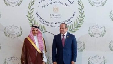 السيسى يستقل وفود قمة السلام يتحية وزير الخارجية السعودى رئيس وفد بلاده فى قمة شرم الشيخ للسلام نيابةً عن ولي العهد السعودي 