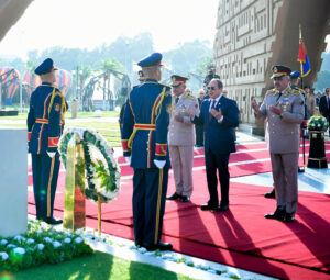 المتحدث العسكرى : الرئيس السيسى يزور النصب التذكارى لقراة الفاتحة لشهداءالقوات  المسلحة وقبرى "ناصر" و"السادات" 