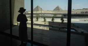 الماضى والحاضر.. إذاعة فرنسية تبرز افتتاح المتحف المصرى بالقرب من الأهرامات