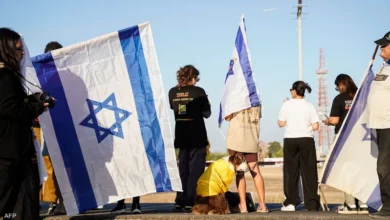 إسرائيل تعلن تسلمها لـ7 رهائن.. وفيديو لمكالمة عبر الهاتف  