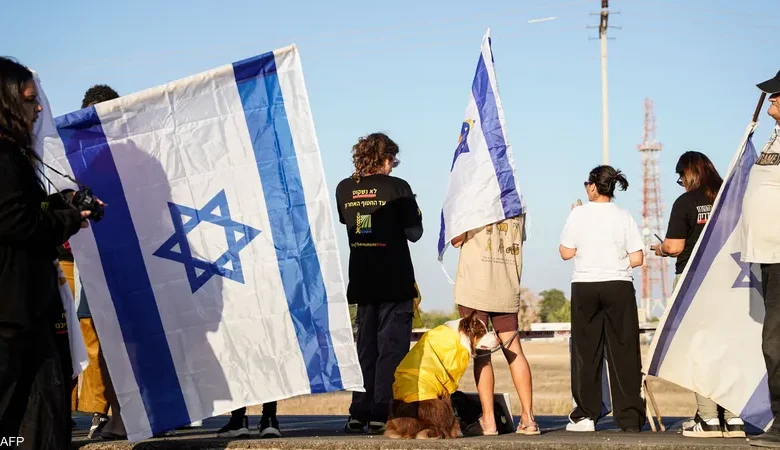 إسرائيل تعلن تسلمها لـ7 رهائن.. وفيديو لمكالمة عبر الهاتف  