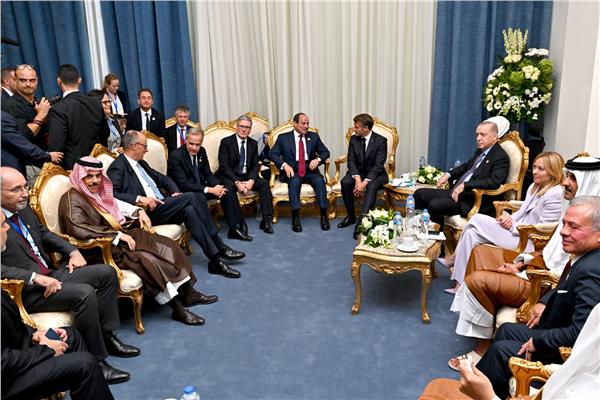  السيسي يشارك في اجتماع على هامش قمة شرم الشيخ للسلام 