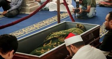 متكفن بكسوة مزينة بسورة يس.. وصية الدكتور أحمد عمر هاشم  