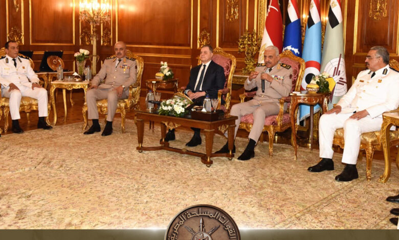 المتحدث العسكرى : وزير الدفاع يستقبل وزير الداخلية وقيادات الشرطة للتهنئة بذكرى انتصارات أكتوبر