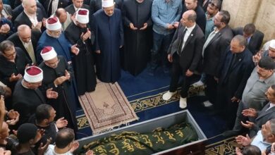 بحضور الآلاف.. شيخ الأزهر يشهد صلاة الجنازة على الدكتور أحمد عمر هاشم
