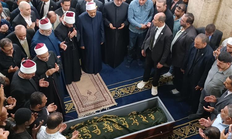بحضور الآلاف.. شيخ الأزهر يشهد صلاة الجنازة على الدكتور أحمد عمر هاشم 