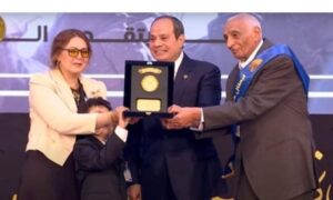 الرئيس السيسي يكرم عددا من أبطال حرب أكتوبر خلال الندوة التثقيفية الـ42 