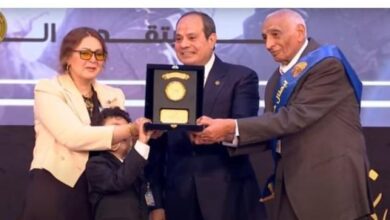 الرئيس السيسي يكرم عددا من أبطال حرب أكتوبر خلال الندوة التثقيفية الـ42