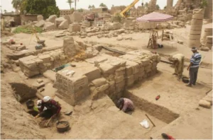 كشف أثرى بالكرنك.. لوحة جديدة للعصر اليونانى قرب بوابة الملك رمسيس 