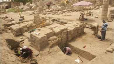 كشف أثرى بالكرنك.. لوحة جديدة للعصر اليونانى قرب بوابة الملك رمسيس 